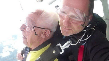 Il s'offre un saut en parachute pour ses 92 ans