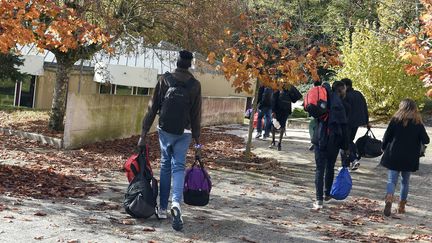 Des migrants arrivent dans la structure d'accueil de Saint-Denis-de-Cabanne (Loire), le&nbsp;7 novembre 2016. (MAXPPP)