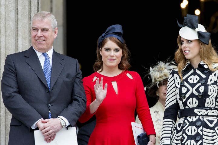 Le prince Andrew, duc d'York, et ses deux filles, les princesses Beatrice et Eugenie, lors du 90e anniversaire de la reine, le 10 juin 2016.&nbsp; (PATRICK VAN KATWIJK / DPA / AFP)