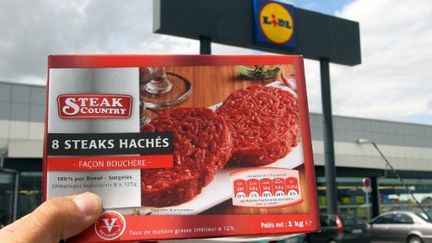 Paquet de steaks "Coutry" devant le magasin Lidl de Saint-Dizier (AFP/FRANCOIS NASCIMBENI)