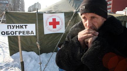 Un sans-abri devant un refuge de secours install&eacute; &agrave;&nbsp;Donetsk (Ukraine), le 2 f&eacute;vrier 2012. (ALEXANDER KHUDOTEPLY / AFP)