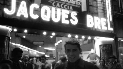 Jacques Brel (ici à l'Olympia, en 1965) a fait entrer une féroce truculence politique dans la chanson. Et "Amsterdam", est l'un de ses plus grands succès (GAMMA-RAPHO VIA GETTY IMAGES)