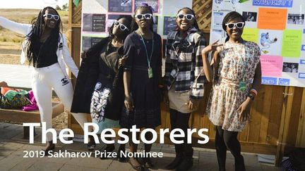 The Restorers (Les restauratrices), cinq&nbsp;jeunes Kenyanes qui ont inventé une application pour aider les filles menacées, ou victimes, de mutilations génitales. (@Parlement européen)