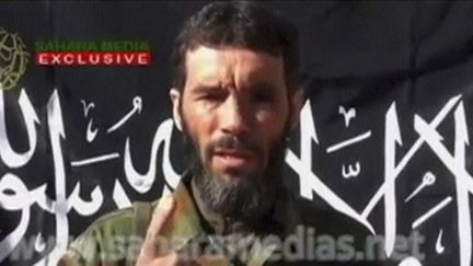 Le jihadiste Mokhtar Belmokhtar s'exprime dans une vid&eacute;o diffus&eacute;e par Sahara Media, le 21 janvier 2013. Il a revendiqu&eacute; la responsabilit&eacute; d'Al-Qa&iuml;da dans la prise d'otages d'In Amenas (Alg&eacute;rie). (REUTERS / REUTERS TV)