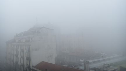 Milan, dans le brouillard ici en décembre 2016, a connu une météo défavorable depuis janvier 2017 et 27 jours de pollution aux particules fines&nbsp; (FABRIZIO DI NUCCI / NURPHOTO)