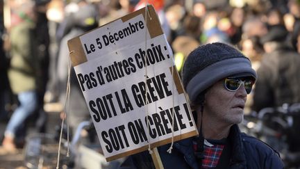 Un manifestant lors du rassemblement contre les réformes des retraites à Bordeaux (Gironde), le 5 décembre 2019. (NICOLAS TUCAT / AFP)