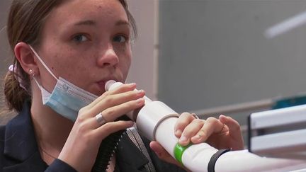 Des chercheurs lyonnais ont mis en place un nouveau test pour détecter le Covid-19 qui consiste simplement à souffler dans un ballon, avec un résultat en deux minutes.&nbsp; (CAPTURE ECRAN FRANCE 2)