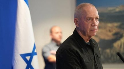 Le ministre de la Défense israélien, Yoav Gallant, lors d'une précédente conférence de presse à Tel-Aviv (Israël), le 25 octobre 2023, sur une photo fournie par son ministère. (ELAD MALKA / IMOD / ANADOLU / AFP)