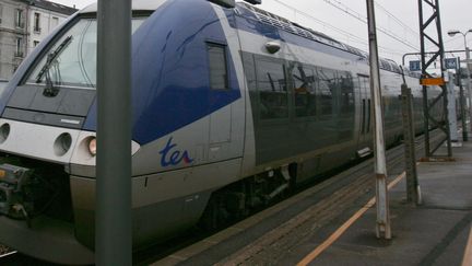 Le quai de la gare de Villeneuve-Saint-Georges (Val-de-Marne), le 8 janvier 2006 (photo d'illustration). (JEAN-PIERRE MULLER / AFP)