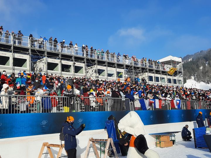 On attend 60 000 personnes venues assister à la Coupe du monde de biathlon dans la stiation de Haute-Savoie sur les quatres jours de compétition, au Grand-Bornandle 16 décembre 2021. (JÉRÔME VAL / RADIO FRANCE)