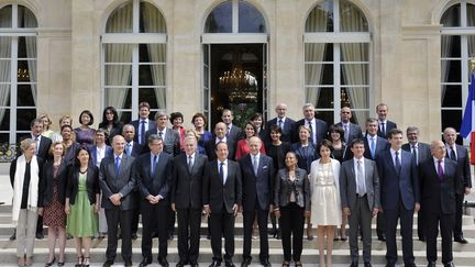 Le gouvernement Ayrault, deuxi&egrave;me version, sur les marches de l'Elys&eacute;e, le 4 juillet 2012. (BERTRAND GUAY / AFP)