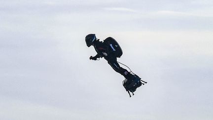 Franky Zapata à bord de son Flyboard, dimanche 4 août 2019, lors de sa traversée de la Manche.&nbsp; (DENIS CHARLET / AFP)