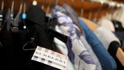 Vétements d'une marque de luxe sur un portant. (JEAN FRANCOIS FREY / MAXPPP)