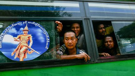 Des prisonniers sont libérés à l'occasion d'une fête bouddhiste, le 17 avril 2024 à Yangon (Birmanie). (STR / AFP)