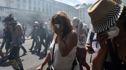 De premières grenades lacrymogènes ont été tirées par les forces de l'ordre samedi 3 août 2019 lorsque les manifestants ont tenté d'approcher la préfecture de Nantes. (JEAN-FRANCOIS MONIER / AFP)