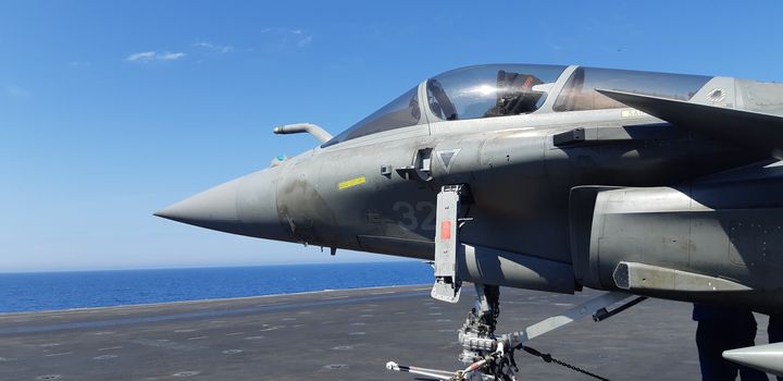 Un avion Rafale posé sur la piste de lancement du "Charles-de-Gaulle", le 3 juin 2021. (FRANCK COGNARD / RADIO FRANCE)