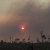 Le soleil se couche derrière un épais nuage de fumée en Amazonie, le 13 août 2020 au Brésil.&nbsp; (FERNANDO SOUZA / AGIF / AFP)