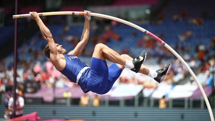 Kevin Mayer au saut à la perche, lors du décathlon des Championnats d'Europe, le 11 juin 2024. (ANNE-CHRISTINE POUJOULAT / AFP)