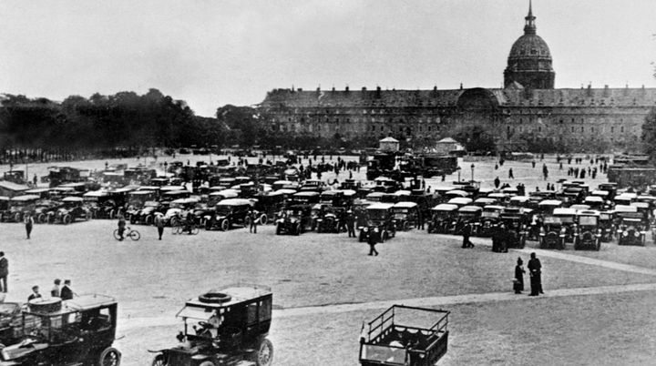 Des taxis parisiens attendent avant d'acheminer des troupes vers la Marne, devant les Invalides &agrave; Paris, le 5 septembre 1914. (AFP)