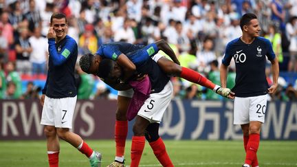 La joie des joueurs de l'équipe de France, Antoine Griezmann, Samuel Umtiti, Presnel Kimpembe et Florian Thauvin après la victoire contre l'Argentine, samedi 30 juin 2018. (FRANCK FIFE / AFP)