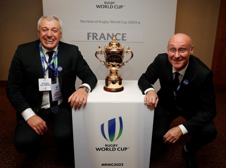 Claude Atcher, patron de la candidature française pour la Coupe du monde 2023 et Bernard Laporte, président de la Fédération française de rugby, le 15 novembre 2017 à Londres. (PAUL CHILDS / REUTERS)