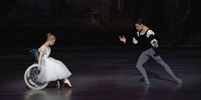 "Tombe" de Jérôme Bel, avec Sébastien Bertaud et Sandra Escudé
 (Benoîte Fanton / Opéra national de Paris)