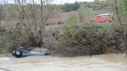 La voiture, emport&eacute;e par les flots, dans laquelle se trouvaient un enfant et sa m&egrave;re, retrouv&eacute;s morts&nbsp;dans la nuit du 14 au 15 novembre pr&egrave;s de Cruviers-Lascours (Gard). Un b&eacute;b&eacute;, qui se trouvait &agrave; bord, est port&eacute; disparu. (BORIS HORVAT / AFP)