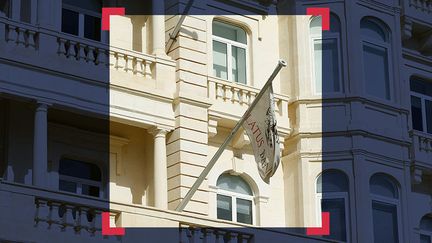 Drapeau de la Pilatus Bank sur le fronton du bâtiment&nbsp; de l'établissement bancaire, à Malte. (MONTAGE A PARTIR DE LA PHOTO DE DARRIN ZAMMIT LUPI / REUTERS)