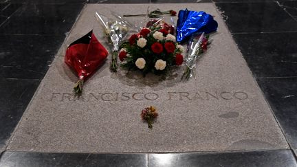 La pierre tombale du mausolée de Francisco Franco à&nbsp;San Lorenzo de El Escorial (Espagne). (OSCAR DEL POZO / AFP)