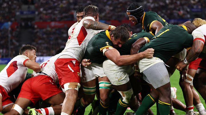 Les joueurs sud-africains et tongiens à la lutte lors du match de Coupe du monde, le 1er octobre 2023. (ANNE-CHRISTINE POUJOULAT / AFP)