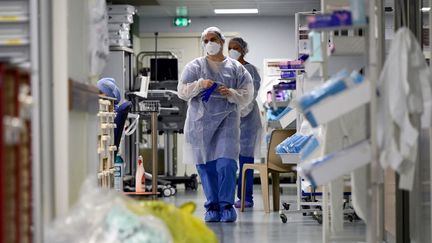 Des soignants dans un service de réanimation prenant en charge des malades du Covid-19 à l'Hôpital Nord de Marseille (Bouches-du-Rhône), le 2 février 2021. (NICOLAS TUCAT / AFP)