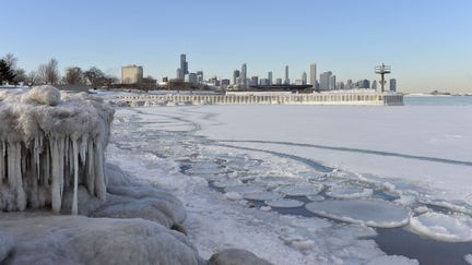 La ville de Chicago&nbsp;et les rives du lac Michigan recouvertes par la glace, le 7 janvier 2014. (BRIAN KERSEY/NEWSCOM/SIPA / SIPA USA)