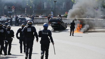 Des CRS interviennent face aux chauffeurs de taxi qui manifestent, porte Maillot, &agrave; Paris, le 25 juin 2015.&nbsp; (CHARLES PLATIAU / REUTERS )