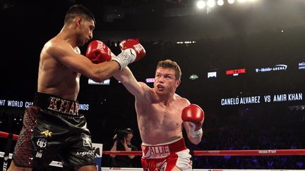 Saul Alvarez agressif face à Amir Khan (JOHN GURZINSKI / AFP)