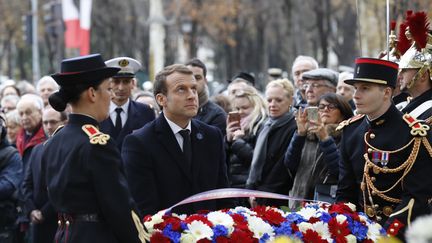 Emmanuel Macron se tient devant une statue de Clémenceau à Paris, le 11 novembre 2017. (FRANCOIS GUILLOT / AFP)