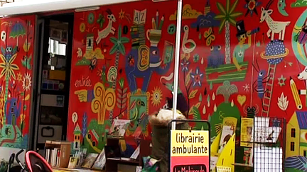 Le Mokiroule, la librairie ambulante qui sillonnes les villages ardéchois 
 (France 3 / Culturebox)