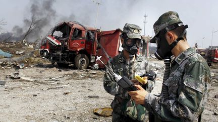 &nbsp; (Des experts militaires en armes chimiques sur le site de l'explosion © REUTERS / China Daily China Daily Information Corp)