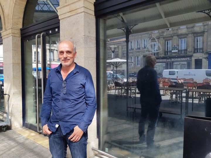 Philippe Poutou, l'ex-candidat à la présidentielle mène à Bordeaux (Gironde) une liste NPA/France Insoumise qui se veut "porte-parole des luttes sociales", le 15 juin 2020. (SARAH TUCHSCHERER / RADIO FRANCE)