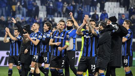 Les joueurs de l'Atalanta célébrant leur victoire face à l'Olympiacos en Ligue Europa, le 17 février.&nbsp; (ISABELLA BONOTTO / ANADOLU AGENCY)