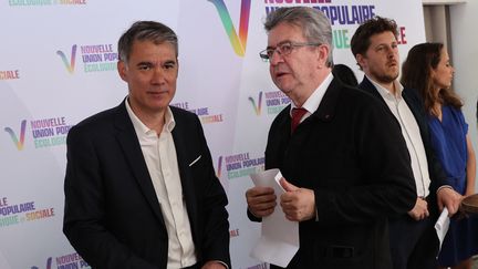 Olivier Faure, secrétaire national du Parti socialiste, le 19 mai 2022 à Paris, aux côtés du leader de La France insoumise Jean-Luc Mélenchon. (THOMAS SAMSON / AFP)