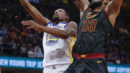 Kevin Durant (Golden State) attaque le cercle devant LeBron James (Cleveland) (MICHAEL HICKEY / GETTY IMAGES NORTH AMERICA)