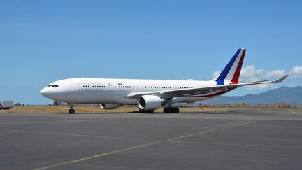 Un Airbus A330&nbsp;aterrit sur le tarmac de l'aéroport de&nbsp;Dzaoudzi-Pamandzi, à Mayotte, le 22 octobre 2019. (SAMUEL BOSCHER / AFP)