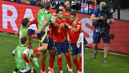 Mikel Merino et ses coéquipiers lors du quart de finale de l'Euro 2024 entre l'Allemagne et l'Espagne, vendredi 5 juillet. (MIGUEL MEDINA / AFP)