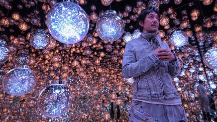 Toshiyuki Inoko, fondateur de teamLab, après la visite presse de la nouvelle exposition permanente d'art numérique immersif, le 5 février 2024, à Tokyo. Le public découvrira l'exposition à compter du 9 février. (RICHARD A. BROOKS / AFP)