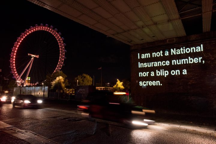 "Je ne suis pas un numéro de sécurité sociale ni une tâche sur un écran". Cette phrase tirée de "Moi, Daniel Blake" est&nbsp;projetée sur un mur du&nbsp;quartier londonien de South bank, le 20 octobre 2016, à l'occasion de la&nbsp;sortie du film en Angleterre. (NICKY J SIMS / GETTY IMAGES EUROPE)