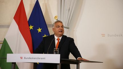 Le Premier ministre hongrois Viktor Orban lors d'une conférence de presse commune avec le chancelier autrichien Karl Nehammer à Vienne (Autriche), le 28 juillet 2022. (ASKIN KIYAGAN / ANADOLU AGENCY / AFP)