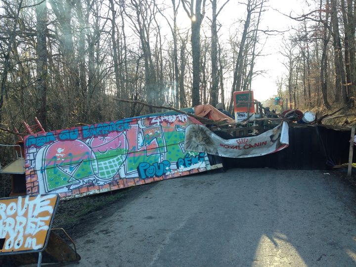 Les zadistes ont construit des barricades pour prot&eacute;ger les acc&egrave;s de la zone &agrave; d&eacute;fendre. (ILAN CARO / FRANCETV INFO)