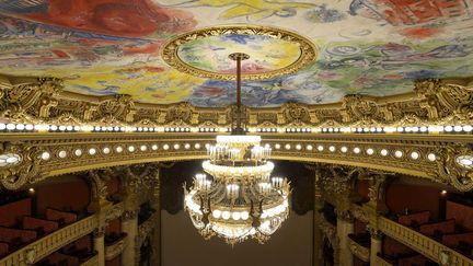 Le plafond peint par Marc Chagall et le célèbre lustre de bronze et de cristal de l'Opéra Garnier, à Paris
 (RIEGER Bertrand / hemis.fr)