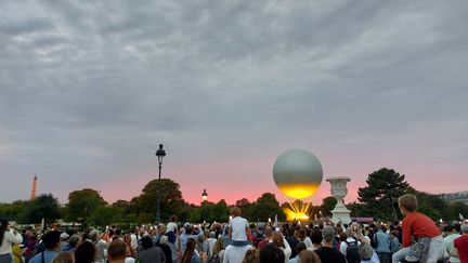 La vasque paralympique se lève dans le ciel parisien, jeudi 29 août 2024. (AGATHE MAHUET / RADIOFRANCE)