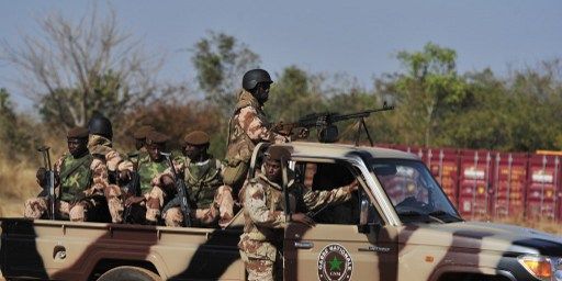 Membres de la garde nationale malienne patrouillant près de l'aéroport international de Bamako le 16 janvier 2013. (AFP - ISSOUF SANOGO )